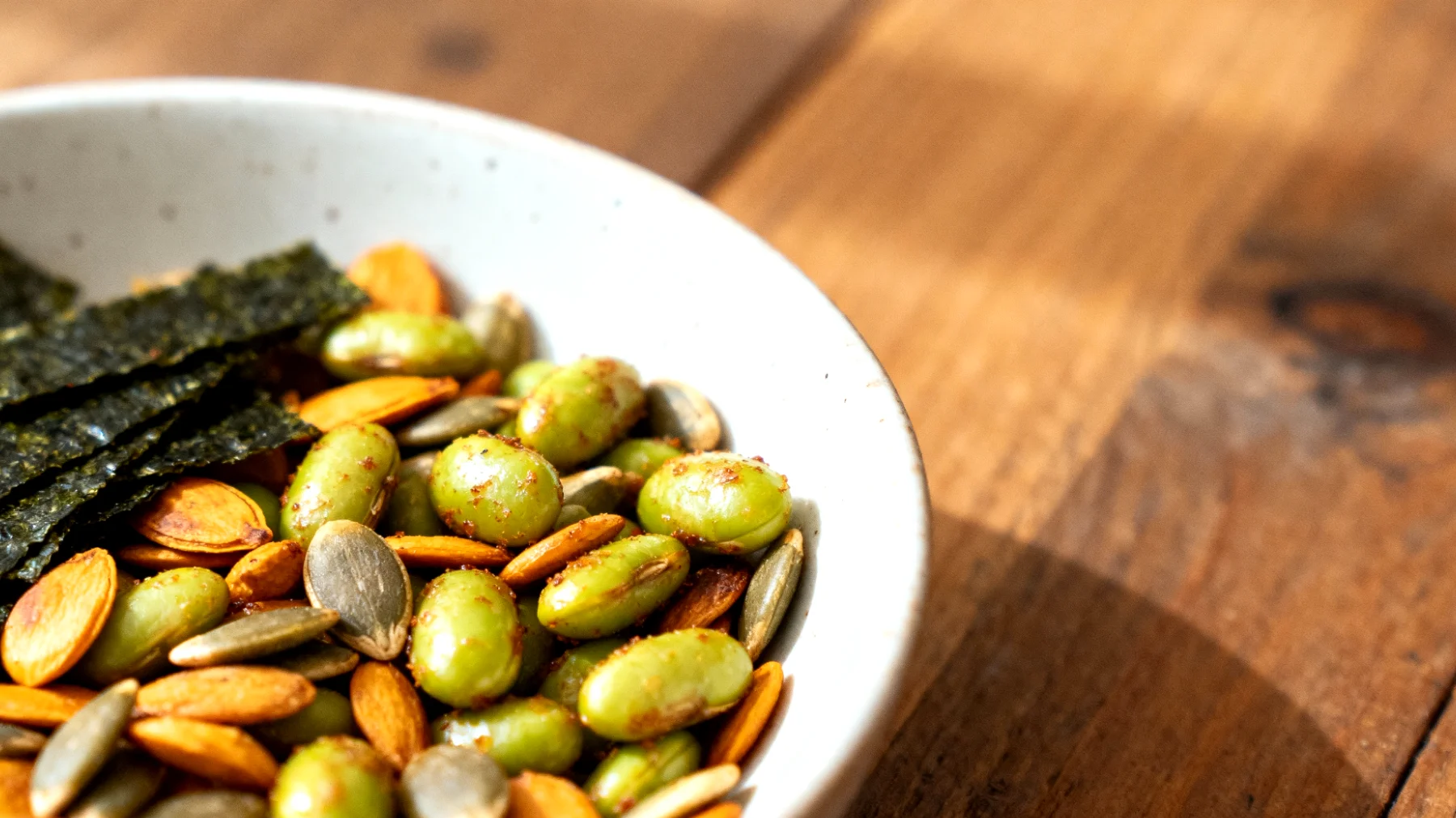Edamame tostati con semi di zucca e alga nori"