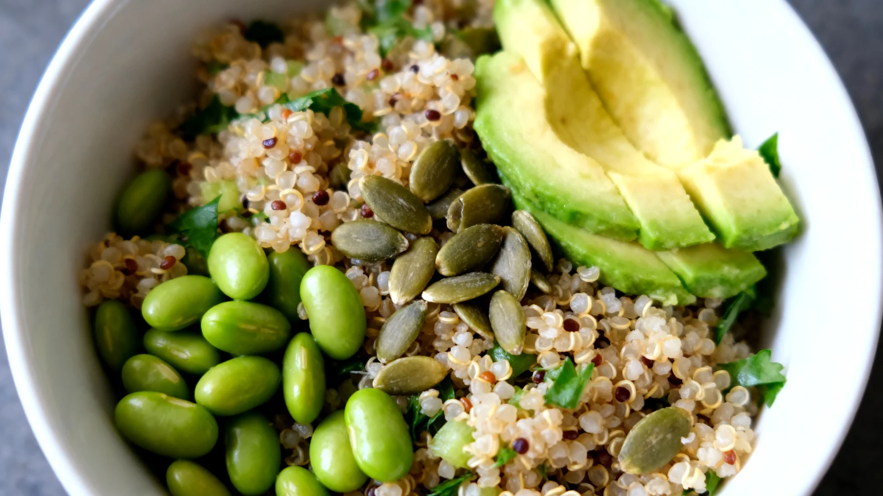 Insalata di quinoa con edamame, avocado e semi di zucca"