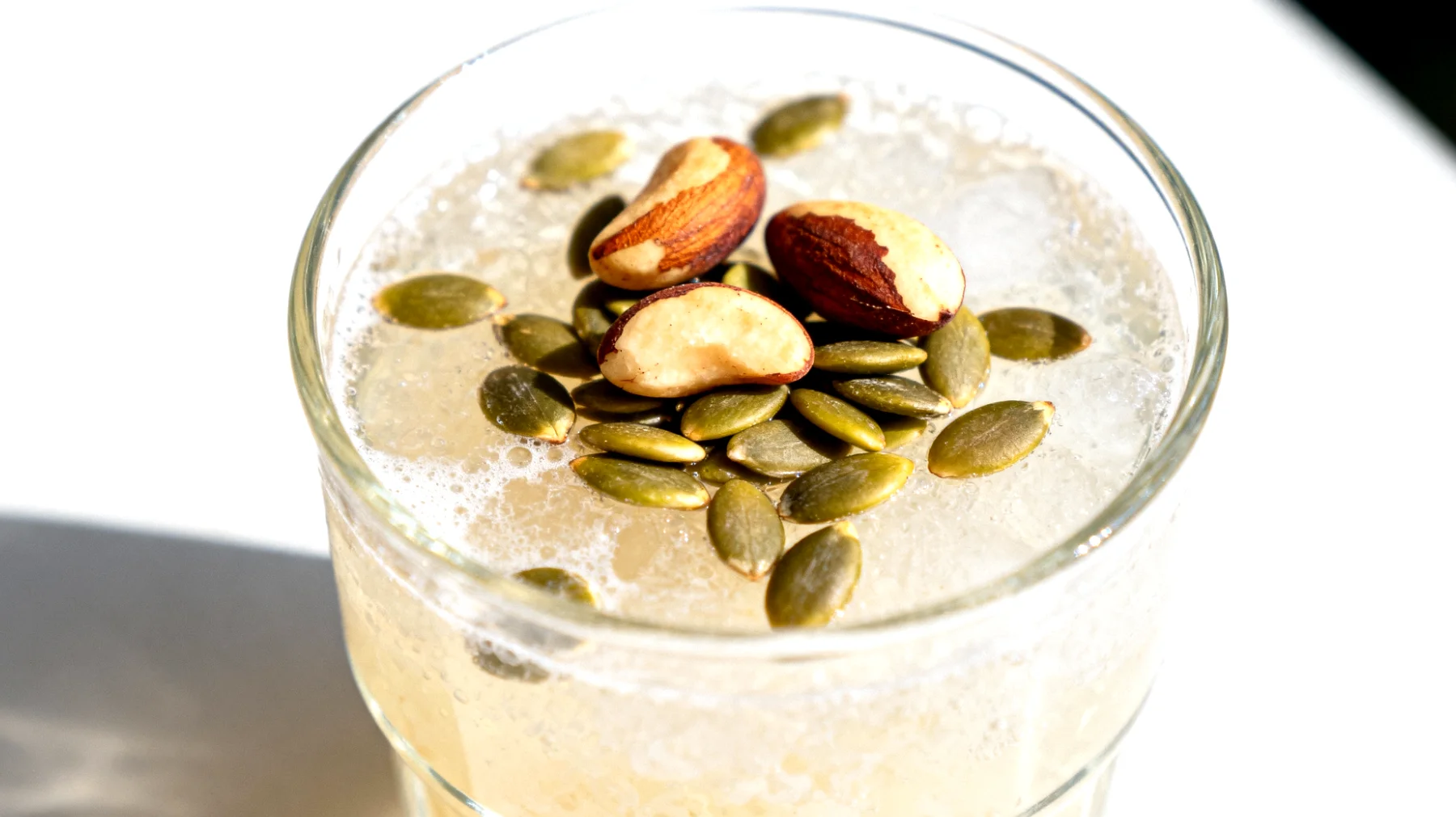 Kefir d'acqua con semi di zucca e noci del Brasile"