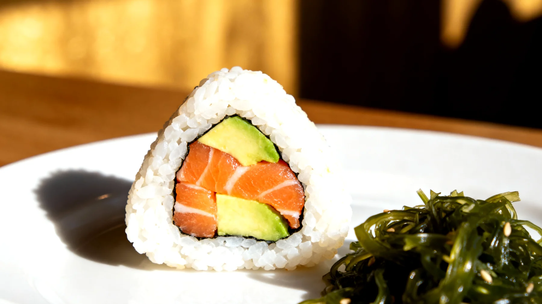 Onigiri al salmone e avocado con insalata di alghe wakame"