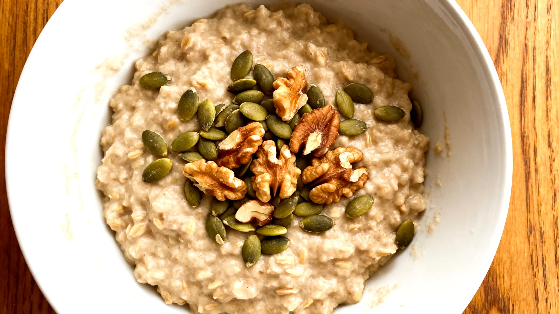 Porridge di avena con semi di zucca e noci"