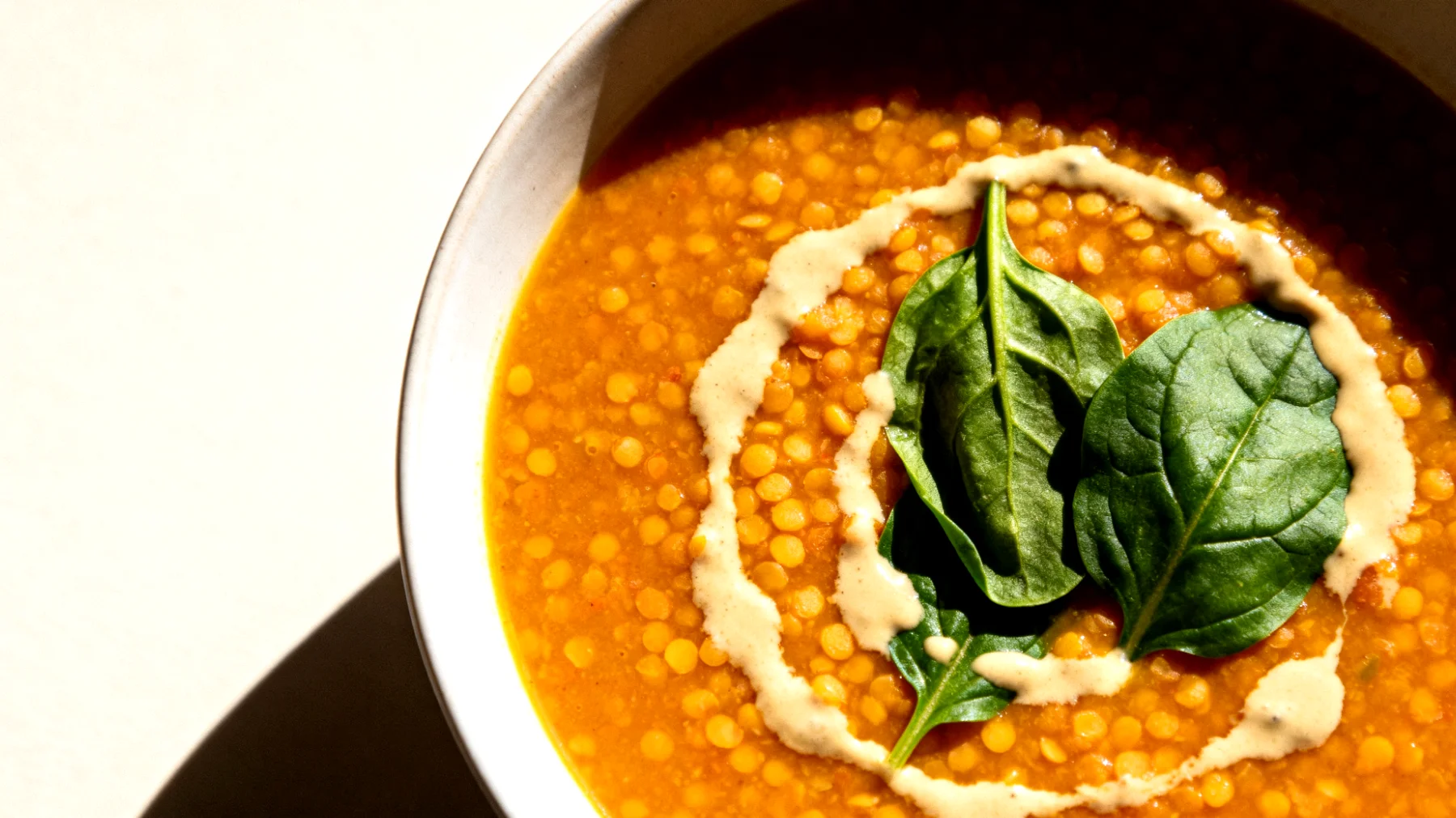 Zuppa di lenticchie rosse con tahin e spinaci"