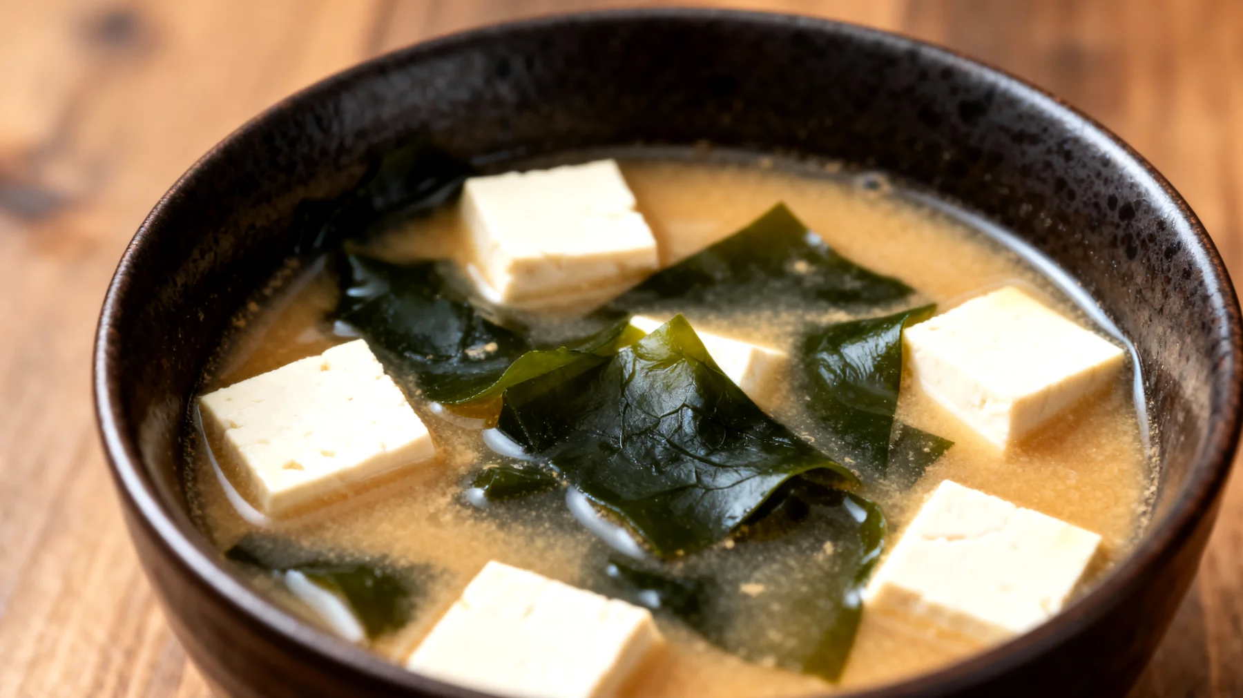 Zuppa di miso con alghe wakame e tofu"