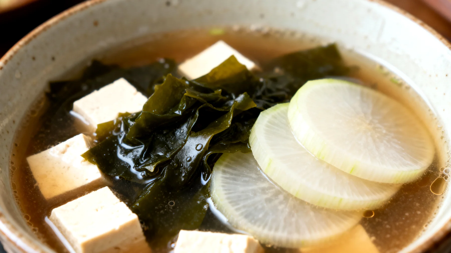 Zuppa di miso con alghe wakame, tofu e daikon"