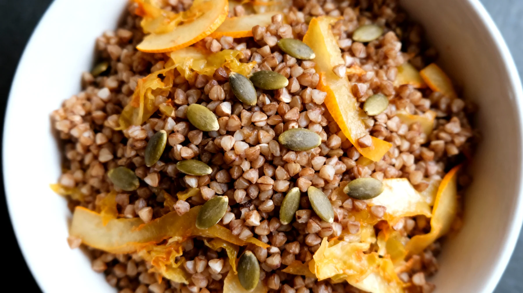 Insalata di grano saraceno con verdure fermentate e semi di zucca"