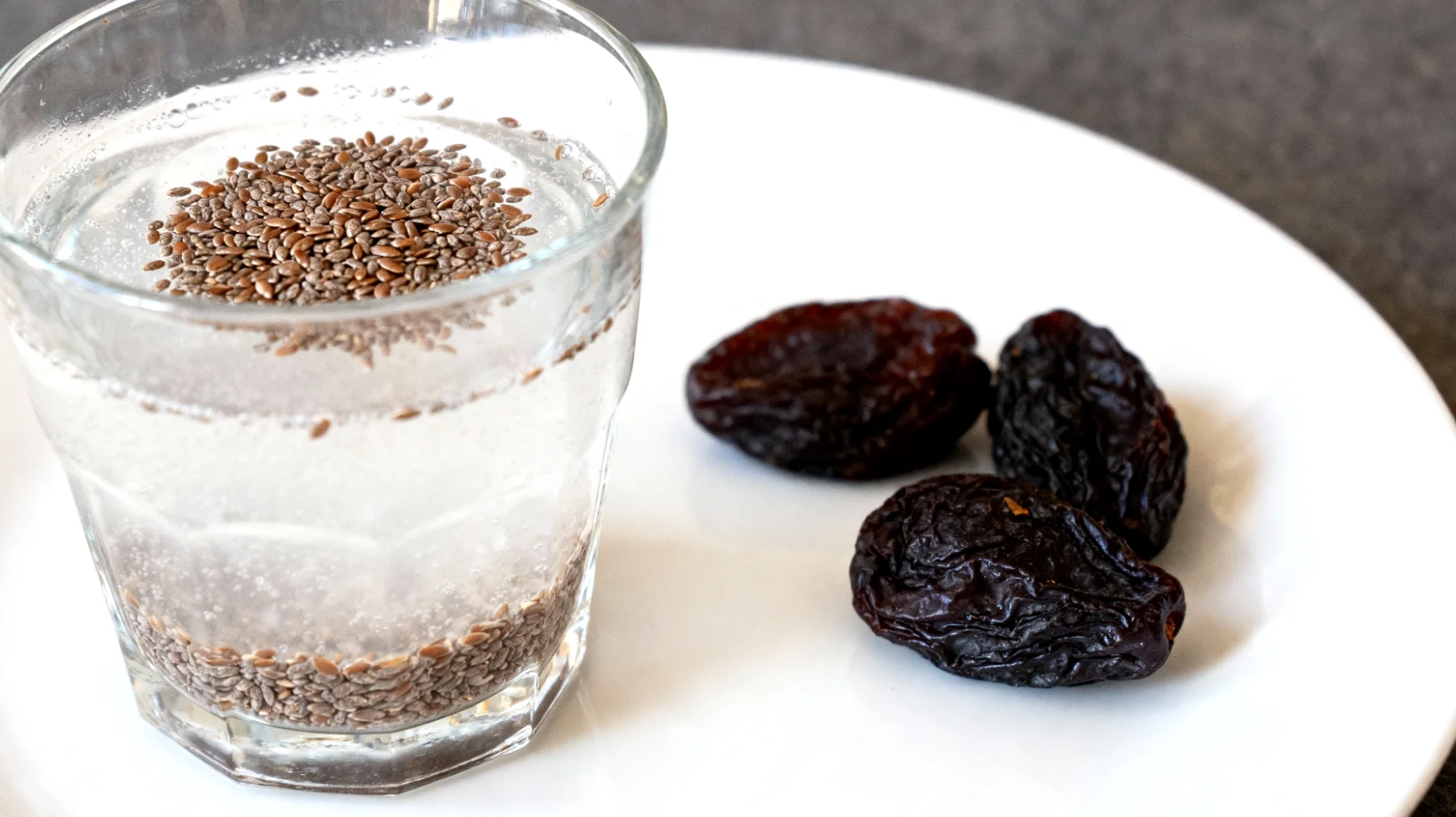 Kefir d'acqua con semi di lino macinati e prugne secche"