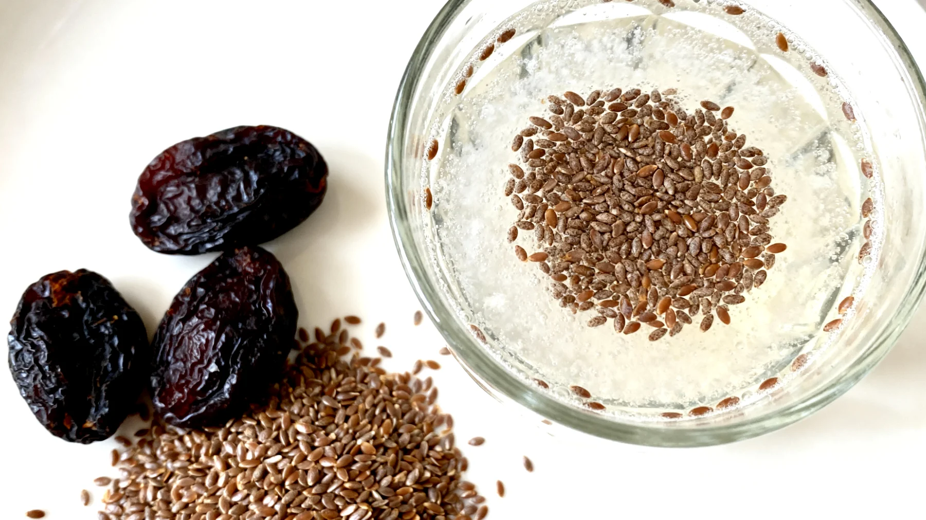 Kefir d'acqua con semi di lino macinati e prugne secche"