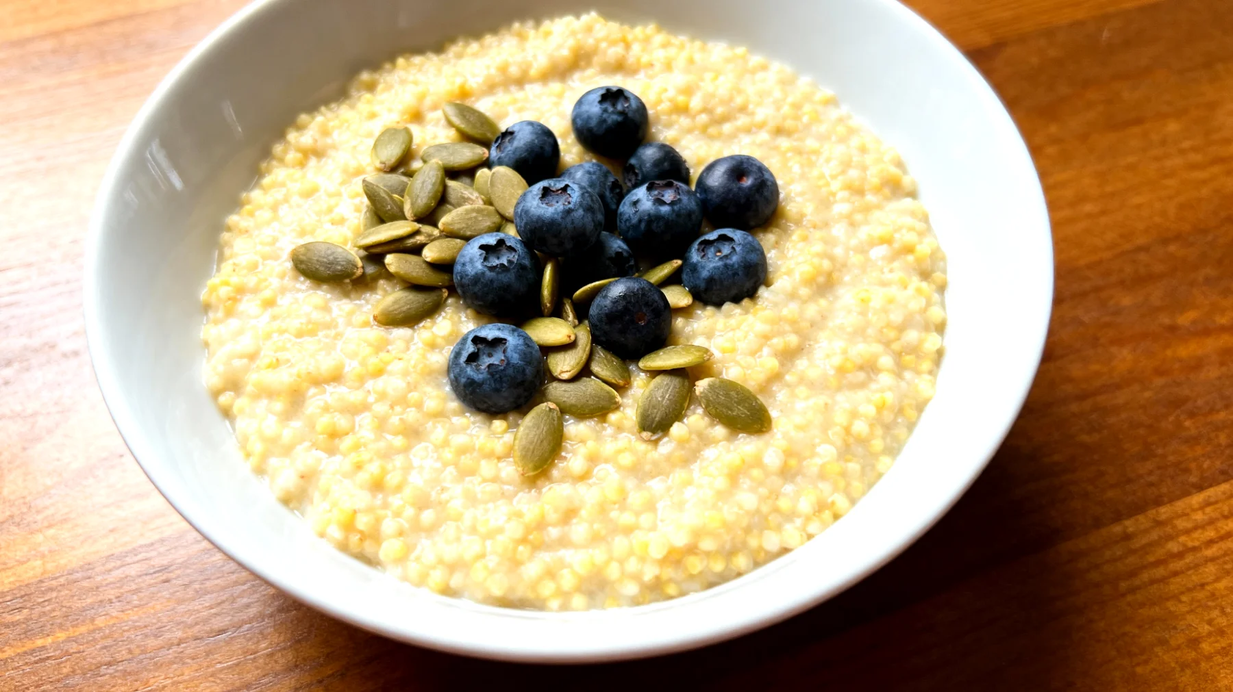 Porridge di miglio con semi di zucca e mirtilli"