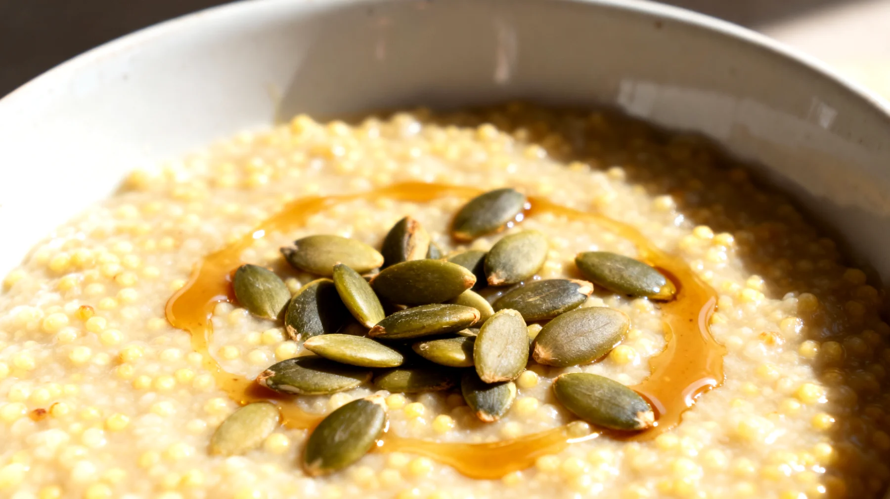 Porridge di miglio con semi di zucca e tahini"