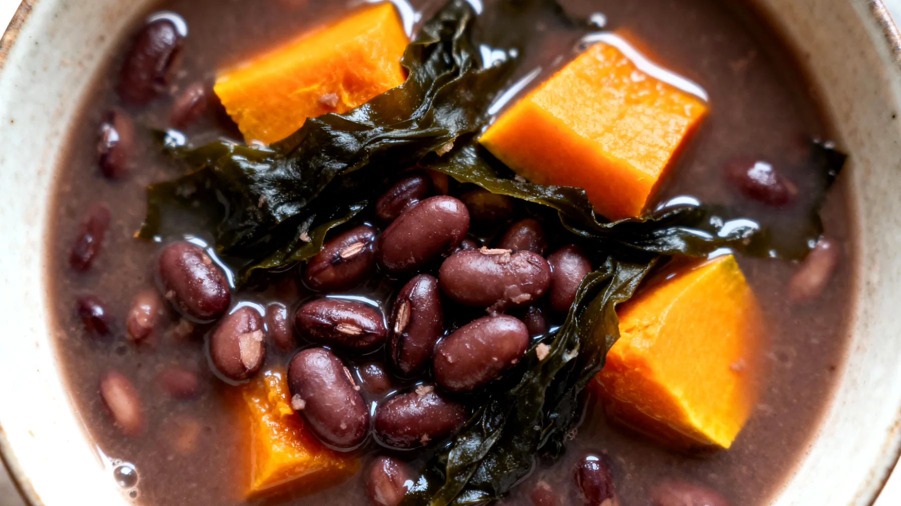 Zuppa di fagioli azuki con alghe wakame e zucca"