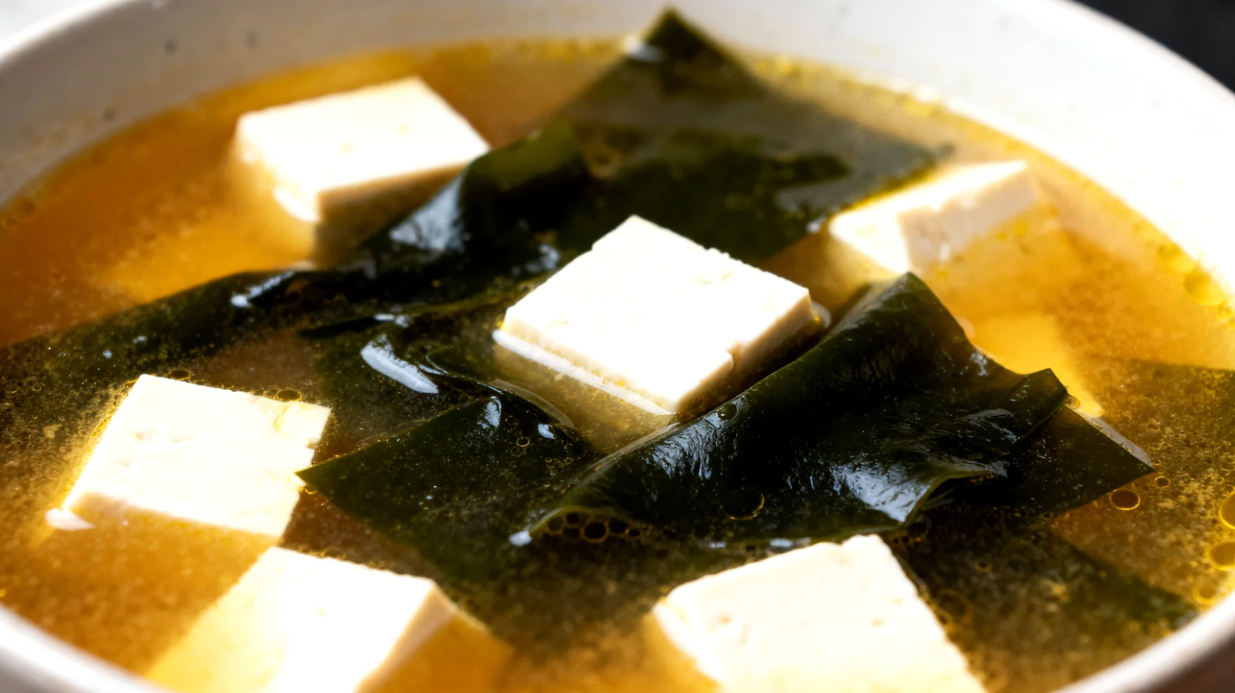 Zuppa di miso con tofu e wakame"