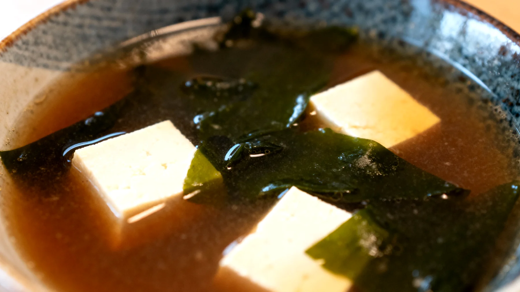 Zuppa di miso con wakame e tofu"