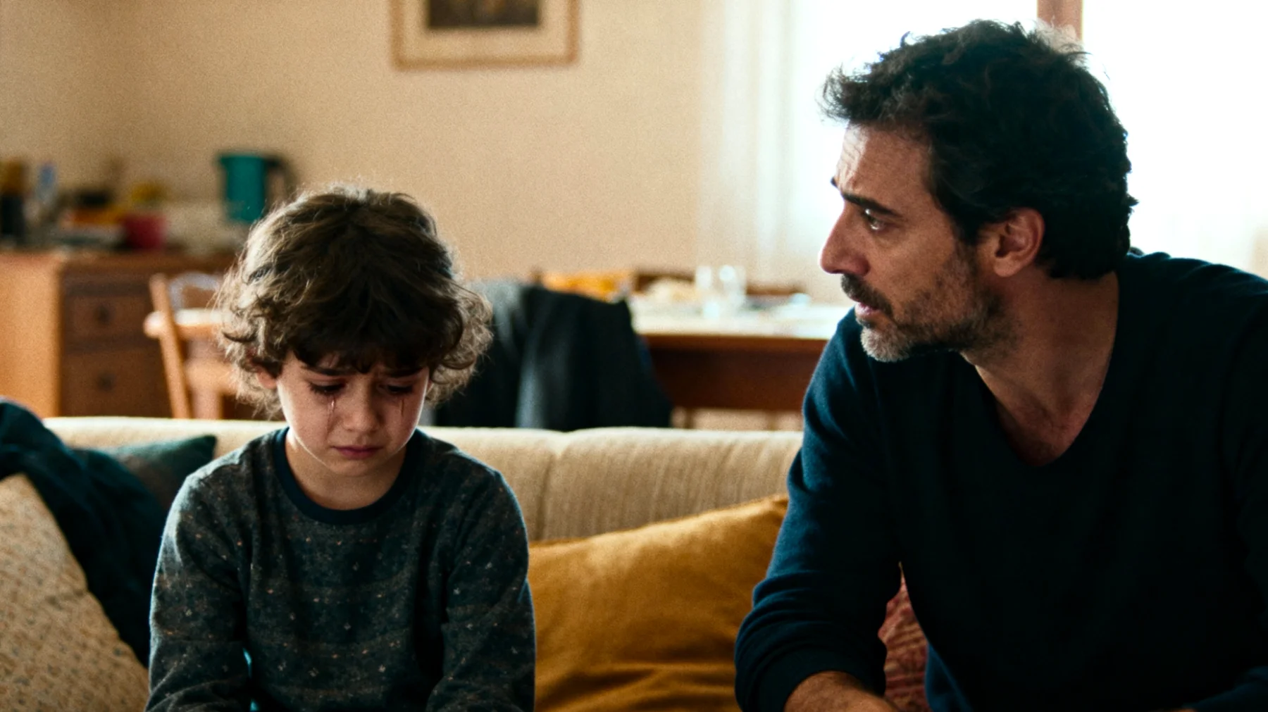 Un papà nota che il suo bambino manifesta scarsa fiducia in se stesso, si sminuisce spesso, evita nuove sfide per paura di fallire e si paragona negativamente agli altri coetanei, mostrandosi insicuro nelle relazioni e nelle attività quotidiane."